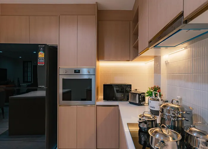 Prime Sukhumvit Modern Home, Phrom Phong Bts, Em District, Up To 14 Guests *